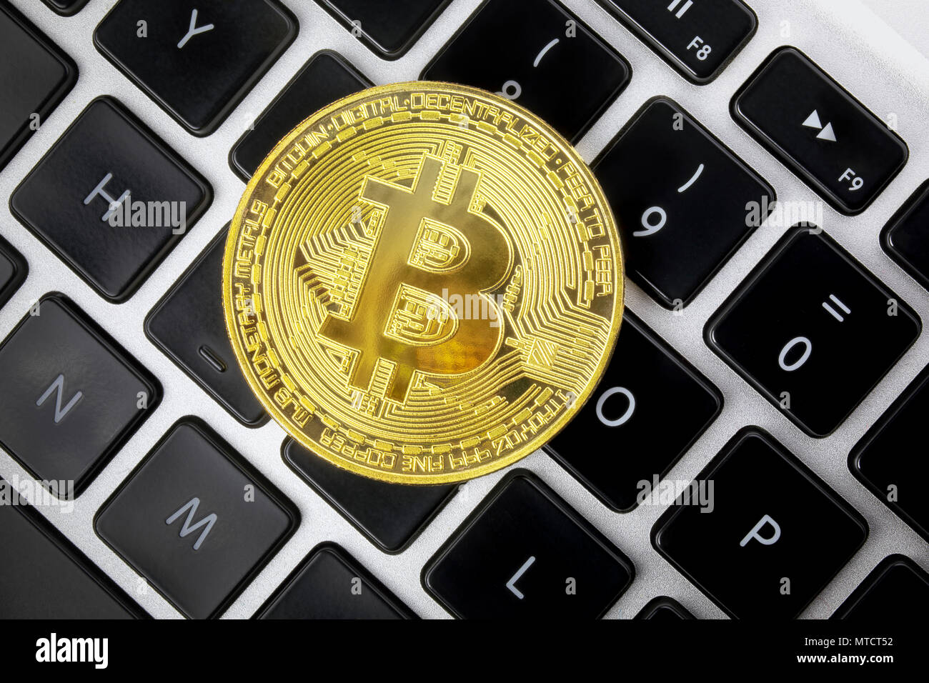 Gold Metall Münze von cryptocurrency, bitcoin. Computer Tastatur  Hintergrund. Blick von oben Stockfotografie - Alamy
