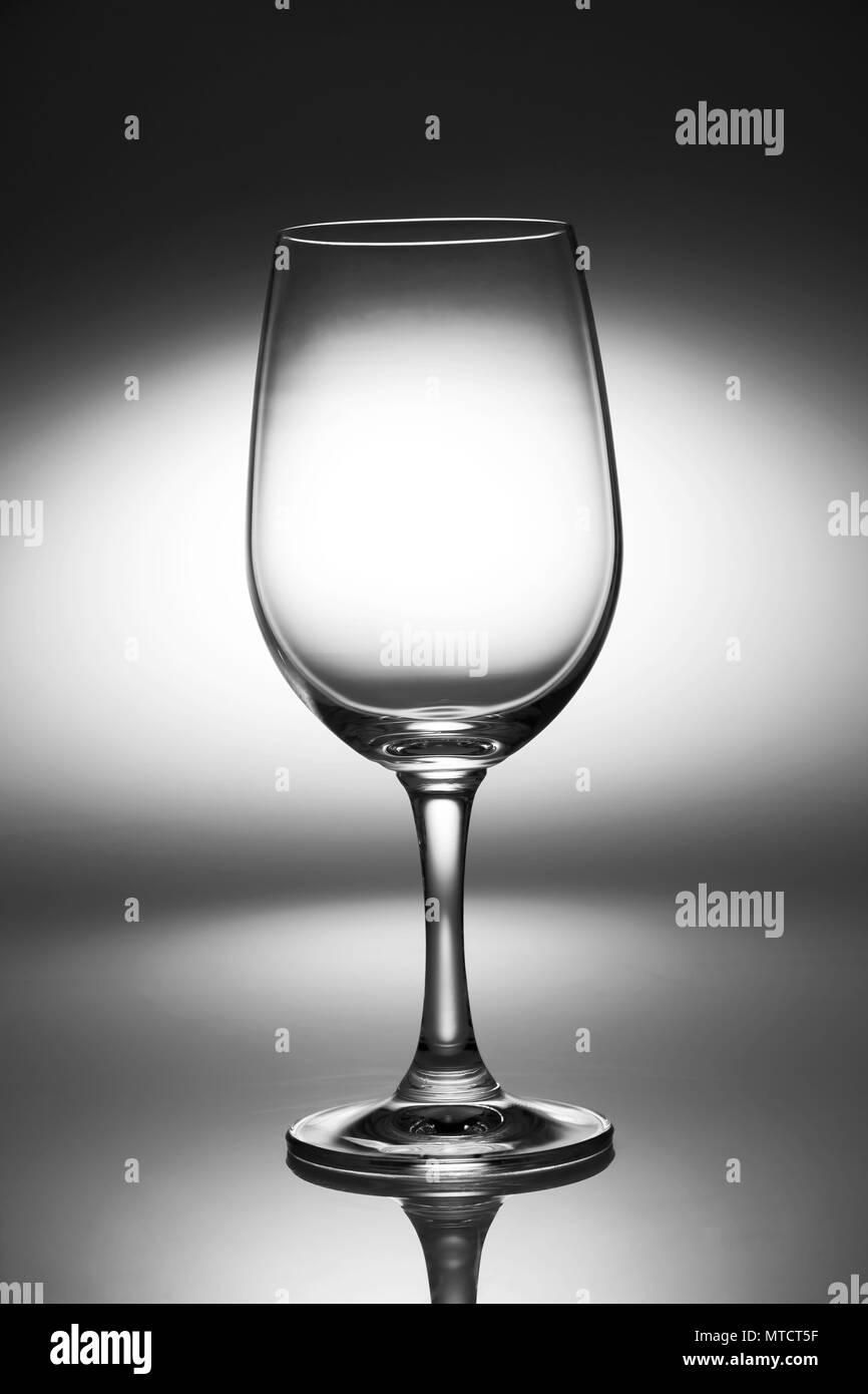 Leere Weinglas auf den Tisch. Dunklen Ton. Stockfoto