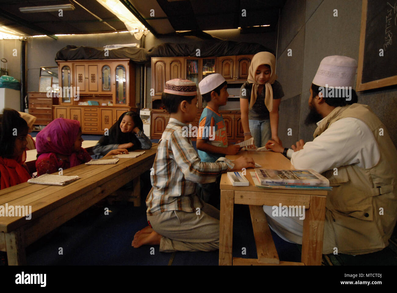 Rom. Moschee in der Nachbarschaft, Imam Mizanur Torpignattara Rahman lehrt Arabisch für Kinder aus Bangladesch. Italien. Stockfoto