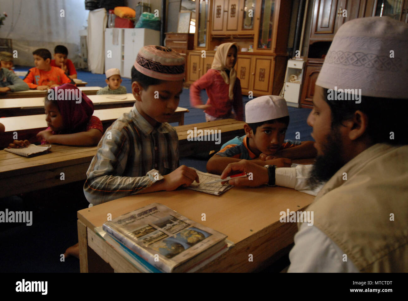 Rom. Moschee in der Nachbarschaft, Imam Mizanur Torpignattara Rahman lehrt Arabisch für Kinder aus Bangladesch. Italien. Stockfoto