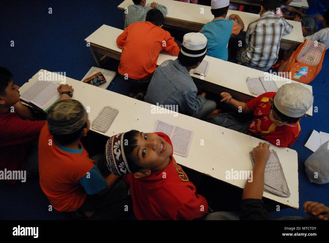 Rom. Moschee in der Nachbarschaft, Imam Mizanur Torpignattara Rahman lehrt Arabisch für Kinder aus Bangladesch. Italien. Stockfoto