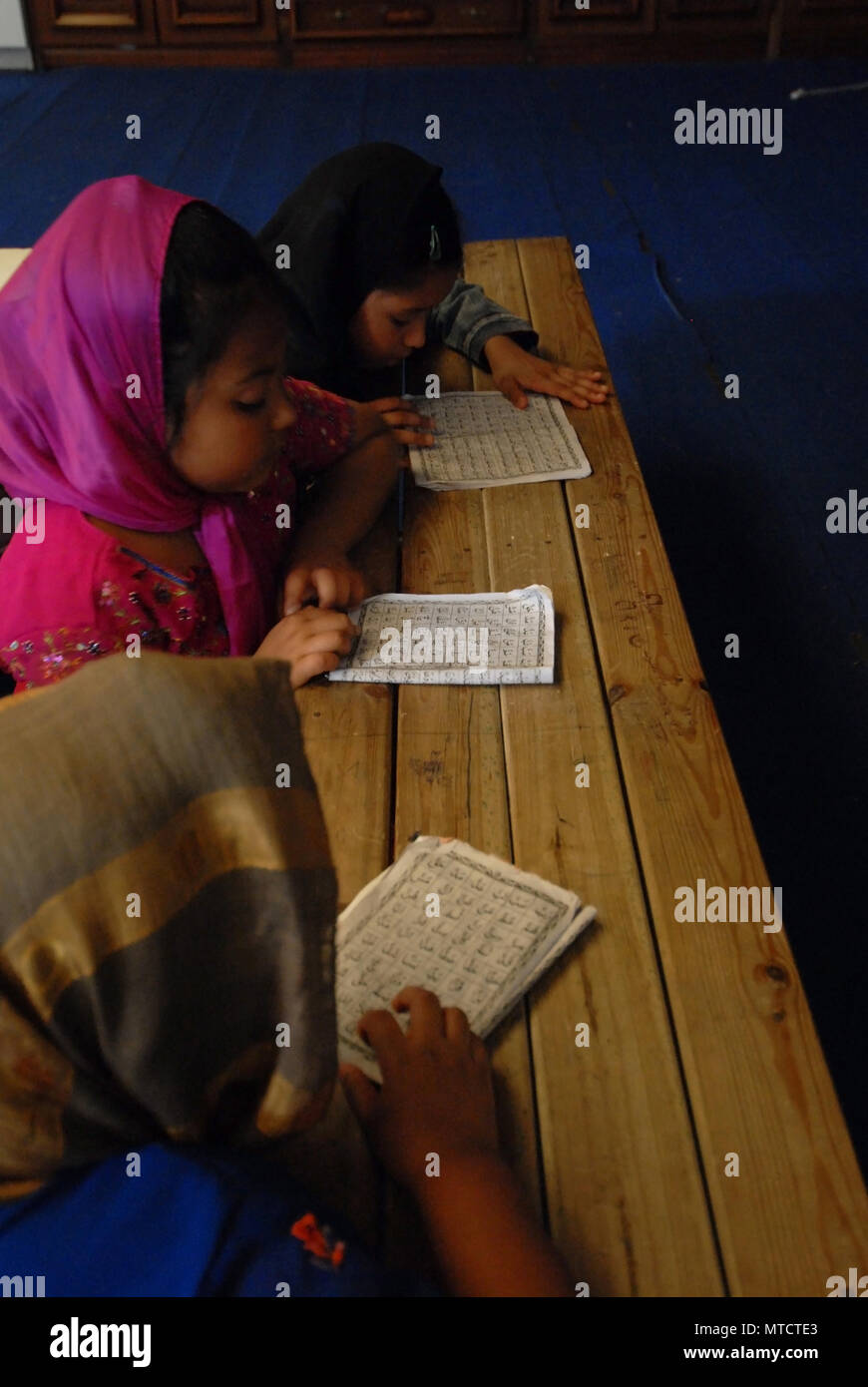 Rom. Moschee in der Nachbarschaft, Imam Mizanur Torpignattara Rahman lehrt Arabisch für Kinder aus Bangladesch. Italien. Stockfoto