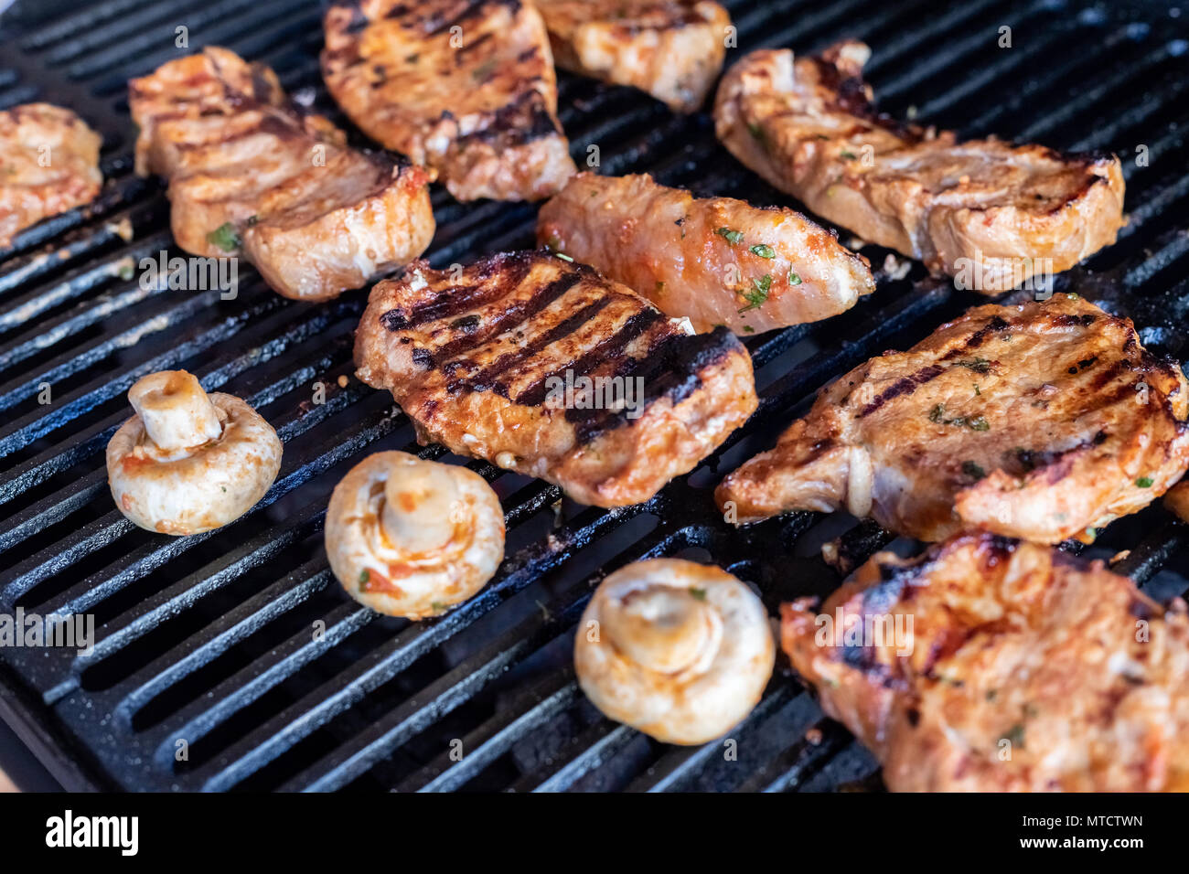 Entspannen Grillmöglichkeiten im Zeitpunkt der Familie Partei, Kochen  Fleisch, Pilzen und Grill für Familie. gegrilltes Fleisch und Steak auf  einem gegrillten mit Rauch Stockfotografie - Alamy