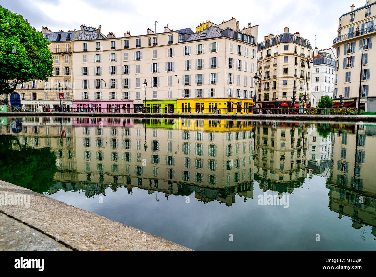 Die farbenfrohen Umgebung des Canal Saint-Martin in Paris, Frankreich Stockfoto