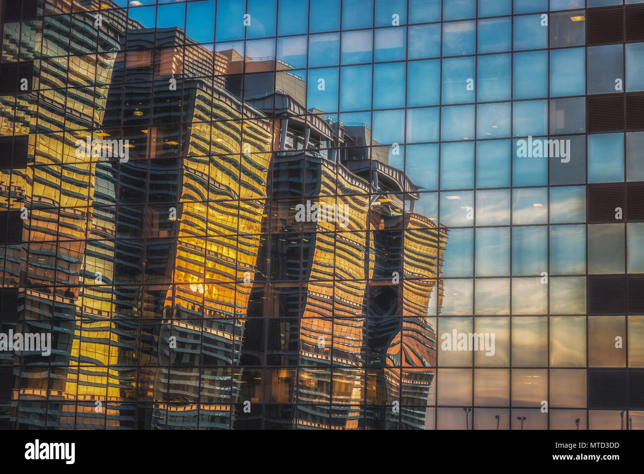 Nr. 2 Snowhill reflektierende Licht der untergehenden Sonne in Birmingham, Großbritannien Stockfoto