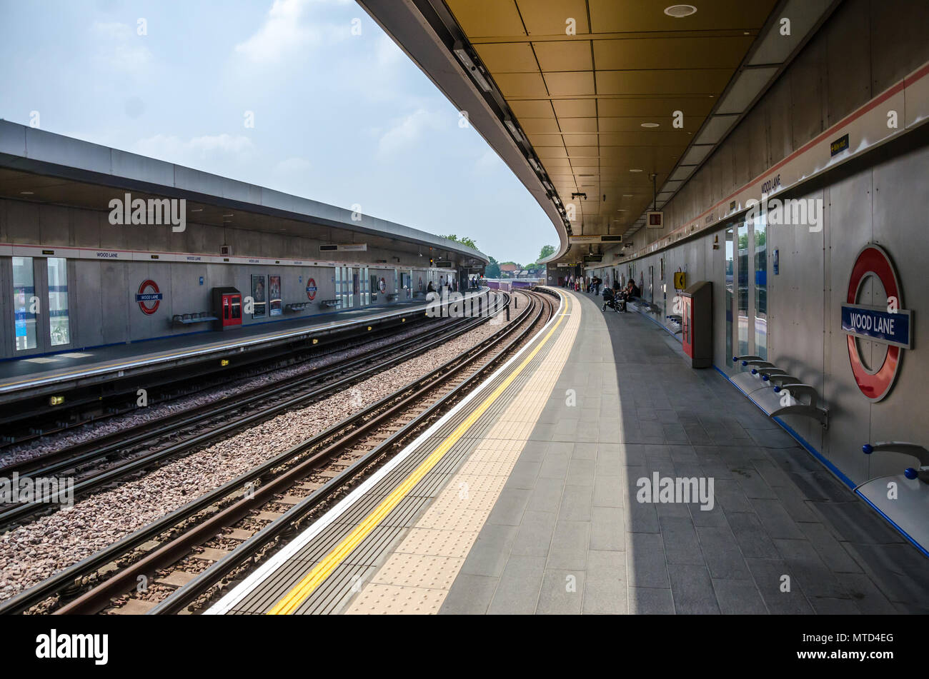 Eine Ansicht, die entlang einer ruhigen Plattform für Wood Lane in London U-Bahn. Stockfoto