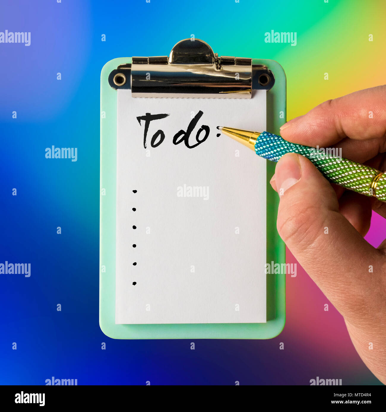 Schreibblock mit Stift und Hand balanciert, um eine Aufgabenliste erstellen, isoliert und auf einem trendigen bunten Hintergrund dargestellt, für kreatives Design, Web- und Pri Stockfoto