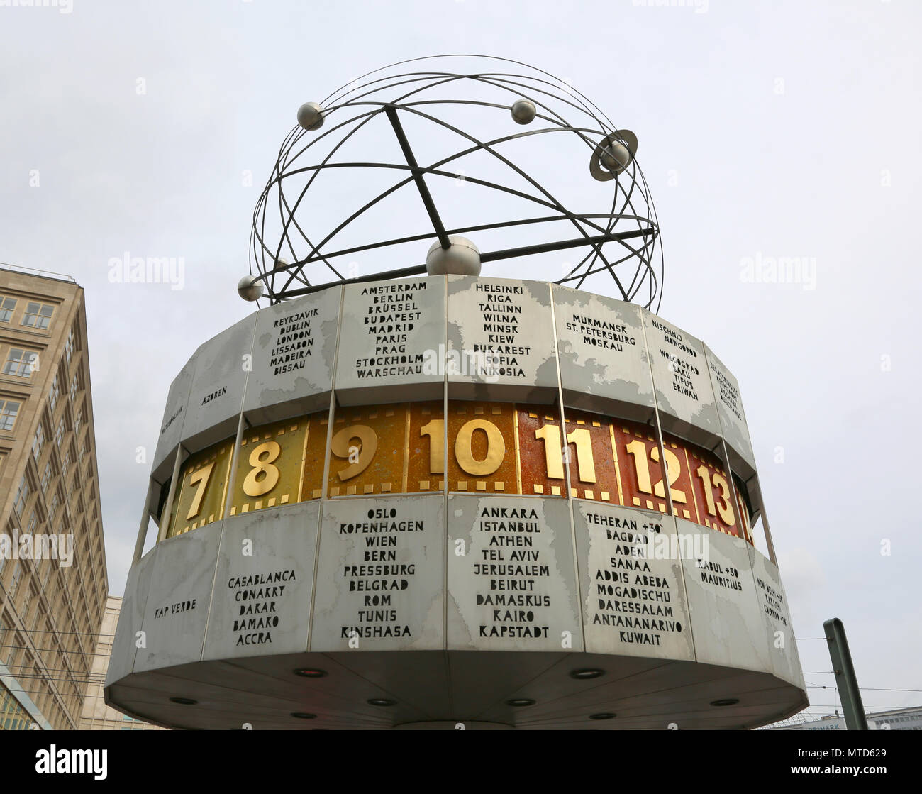 Berlin, Deutschland - 18. August 2017: Urania Weltzeituhr auch genannt Urania-Weltzeituhr in deutscher Sprache ist ein Revolver Weltzeituhr auf dem Alexanderplatz in Mi Stockfoto