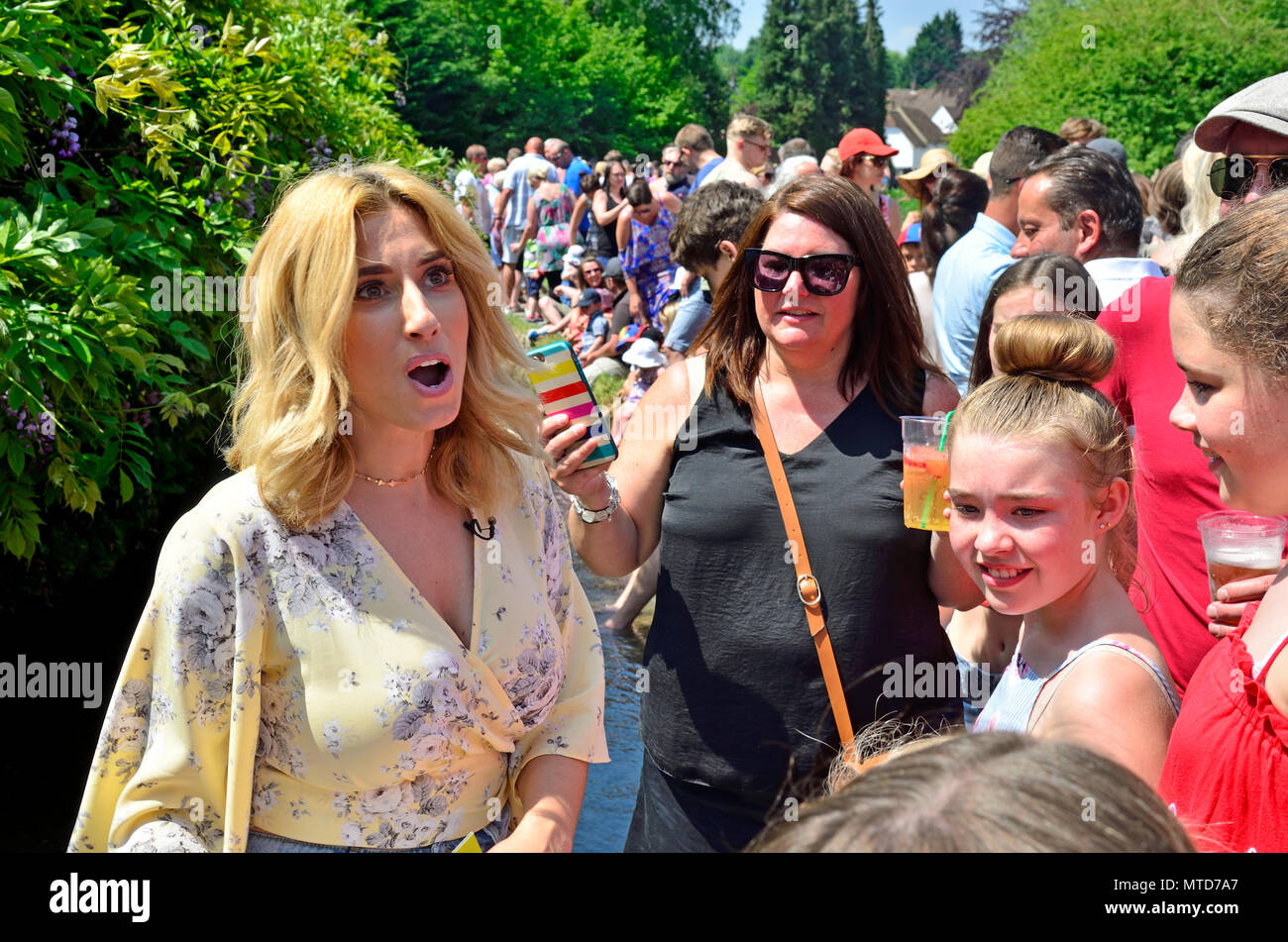 Stacey Salomo - Sänger und Fernsehmoderator - in Losen Dorf, Kent, präsentiert aus dem losen Dorf Duck Race für die ITV-Lose Frauen, Bank Hol Stockfoto