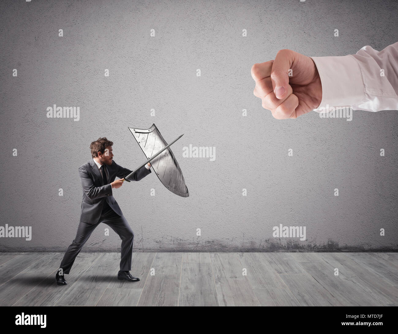 Little business Mann Herausforderungen große Probleme im Kampf mit Schild und Schwert Stockfoto