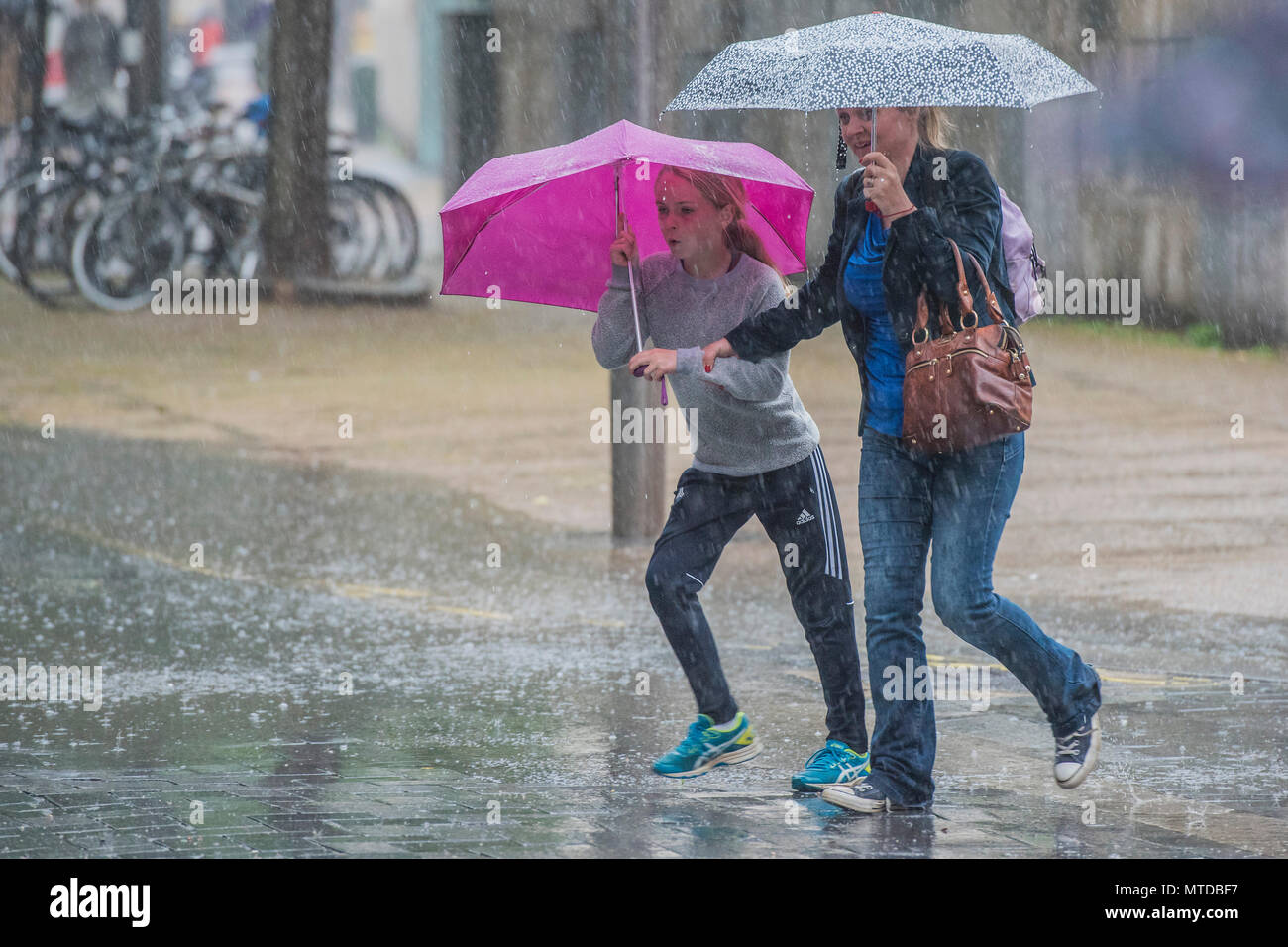 Southbank, London. 29 Mai, 2018. UK Wetter: Menschen kämpfen mit Sonnenschirmen, wie sie um die Southbank im Wind und Regen zu gehen versuchen. Credit: Guy Bell/Alamy leben Nachrichten Stockfoto