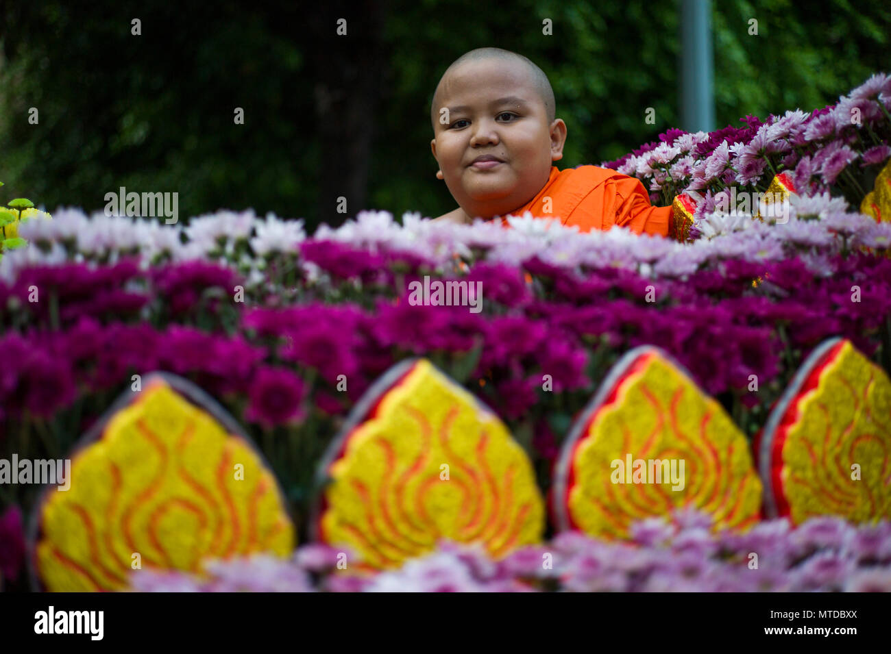 Kuala Lumpur, Malaysia. 29 Mai, 2018. Kinder buddhistischer Mönch sitzt vor dem Buddha Statue während des Wesak Feier am 29. Mai 2018 auf die buddhistische Maha Vihara in Kuala Lumpur, Malaysia. Quelle: Chris Jung/Alamy leben Nachrichten Stockfoto