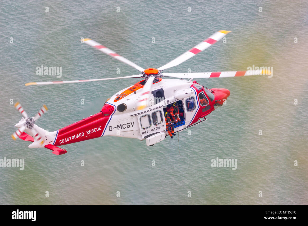 Beachy Head Eastbourne, East Sussex, Vereinigtes Königreich. 29. Mai 2018. Küstenwache Besatzungen mit Unterstützung der Lydd basierte küstenwache Hubschrauber der Körper einer Frau gesehen, die von wintesses aus der 500 Fuß Klippen westlich von Eastbourne zu fallen erholen. Credit: Alan Fraser/Alamy leben Nachrichten Stockfoto