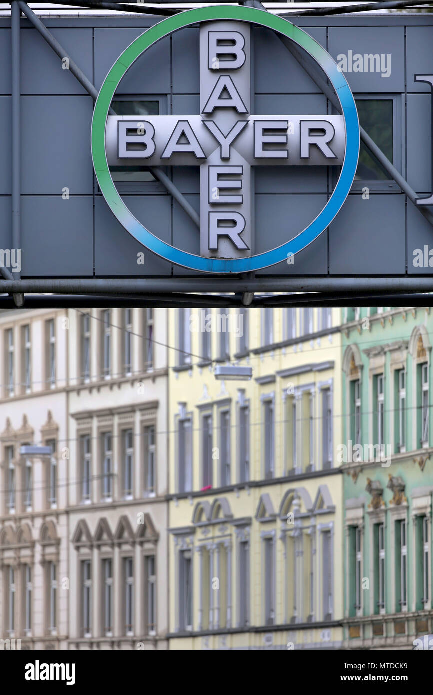 Eingereicht - 16. September 2016, Deutschland, Wuppertal: Das Logo der Firmen Bayer außerhalb der Geschäftsräume, wenn das Unternehmen. Die US-Wettbewerbsbehörden ermächtigt, die Übernahme der Saatguthersteller Monsanto durch Bayer unter strengen Bedingungen. Foto: Oliver Berg/dpa Stockfoto