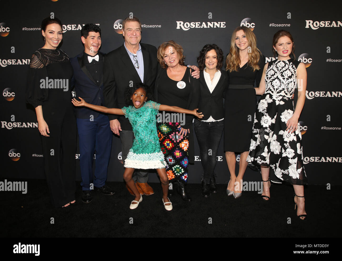 *** Foto *** ABC BRICHT ROSEANNE NACH RASSISTISCHEN TWEET Burbank, CA - 23. März: Whitney Cummings, Michael Fishman, John Goodman, Roseanne Barr, Sarah Gilbert, Sarah Chalke, Emma Kenney, Jayden Rey, bei "Roseanne" Premiere an der Walt Disney Studio Lot am 23. März 2018 in Burbank, Kalifornien. Credit: Faye Sadou/MediaPunch Stockfoto