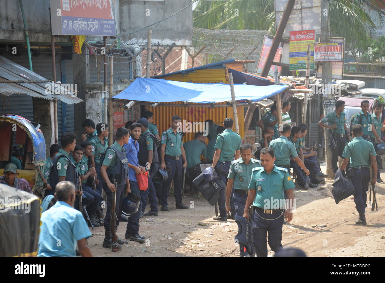 Dhaka. 29 Mai, 2018. Ordnungshüter raid ein Bereich als Teil einer Durchgreifen auf Drogenhandel und Gangs in Dhaka, Bangladesch, am 29. Mai 2018. Die Zahl der Opfer des Krieges gegen die Drogen geführt wird durch Bengalische Premierministerin Sheikh Hasina weiter zu montieren, mit neuesten Zahlen, die zeigen, dass mehr als 100 mutmaßliche Drogenkonsumenten und Drogendealer getötet wurden, da Sie die Kampagne in diesem Monat bestellt. Quelle: Xinhua/Alamy leben Nachrichten Stockfoto