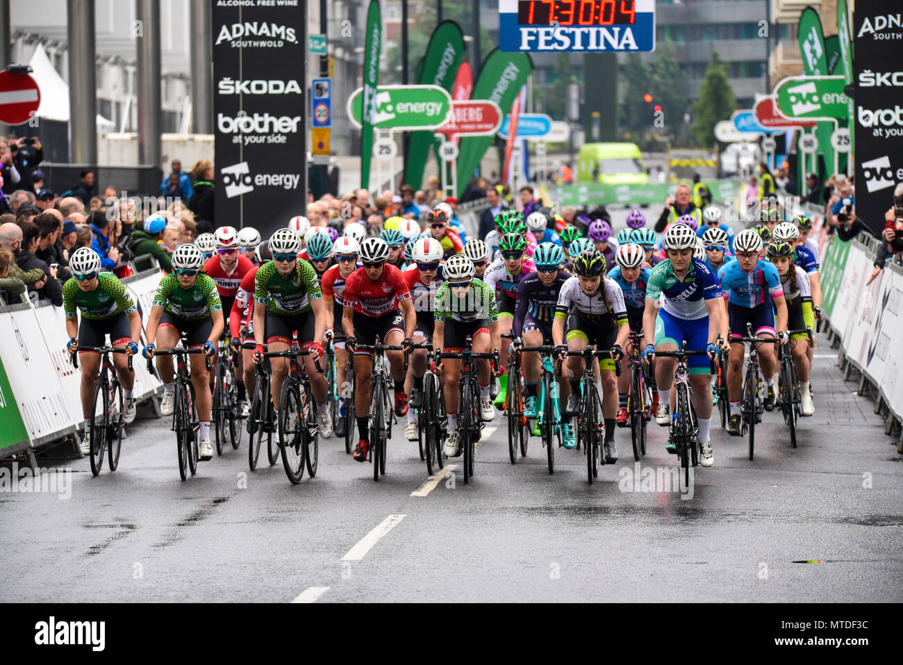 Reiter racing in der Elite Frauen 2018 OVO Energy Tour Serie Radrennen im Wembley, London, UK, ab. Runde 7 Bike Race. Start Stockfoto