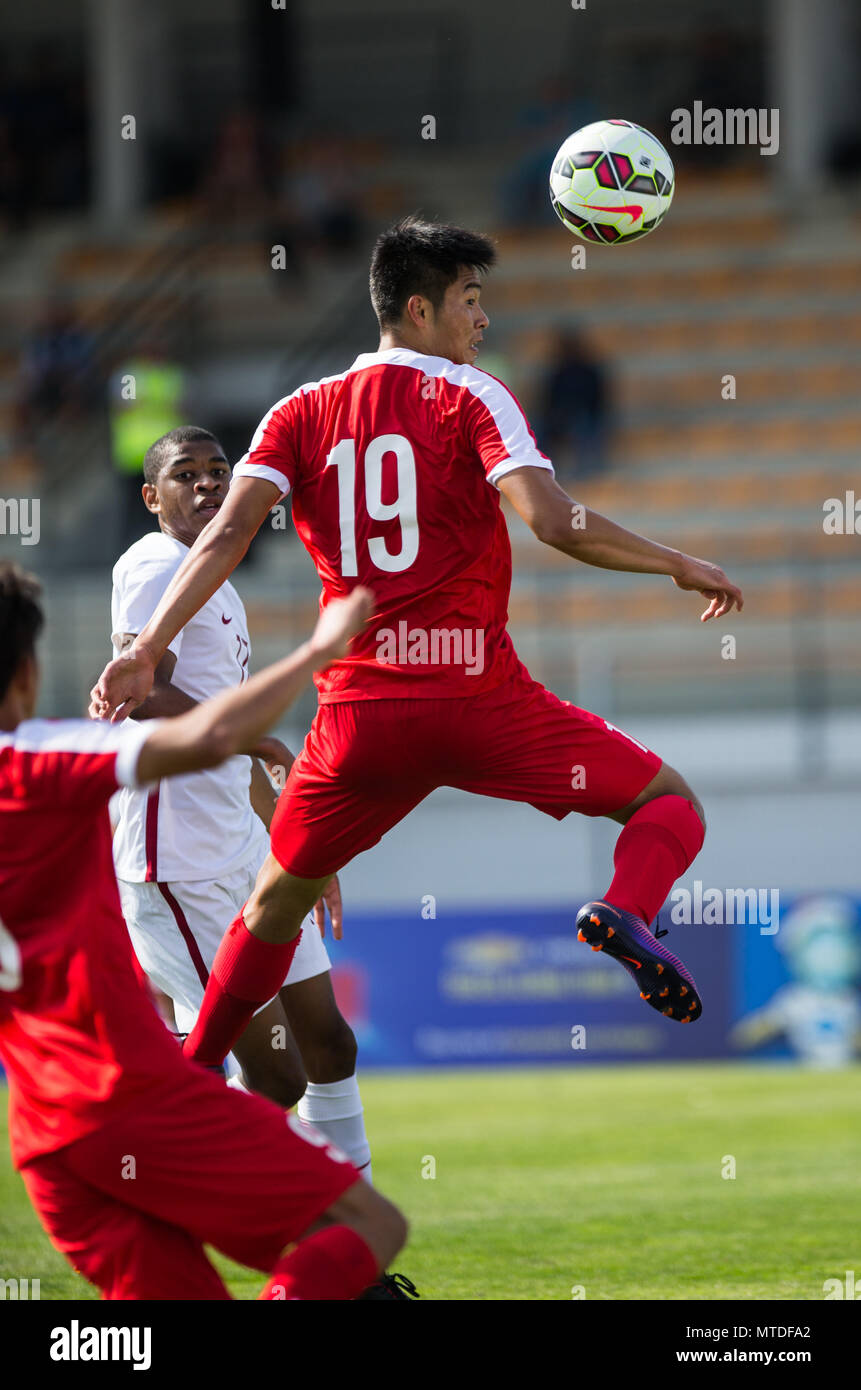 Salon. 29 Mai, 2018. Chinas Wang Jinze (R) leitet den Ball in der zweiten Runde gegen Katar der Gruppe A an der Toulon Turnier 2018 im Stade d'Honneur Stadion in Salon De Provence, Südfrankreich am 29. Mai 2018. Das Match endete mit einem 1-1 Unentschieden. Credit: Jin Yu/Xinhua/Alamy leben Nachrichten Stockfoto