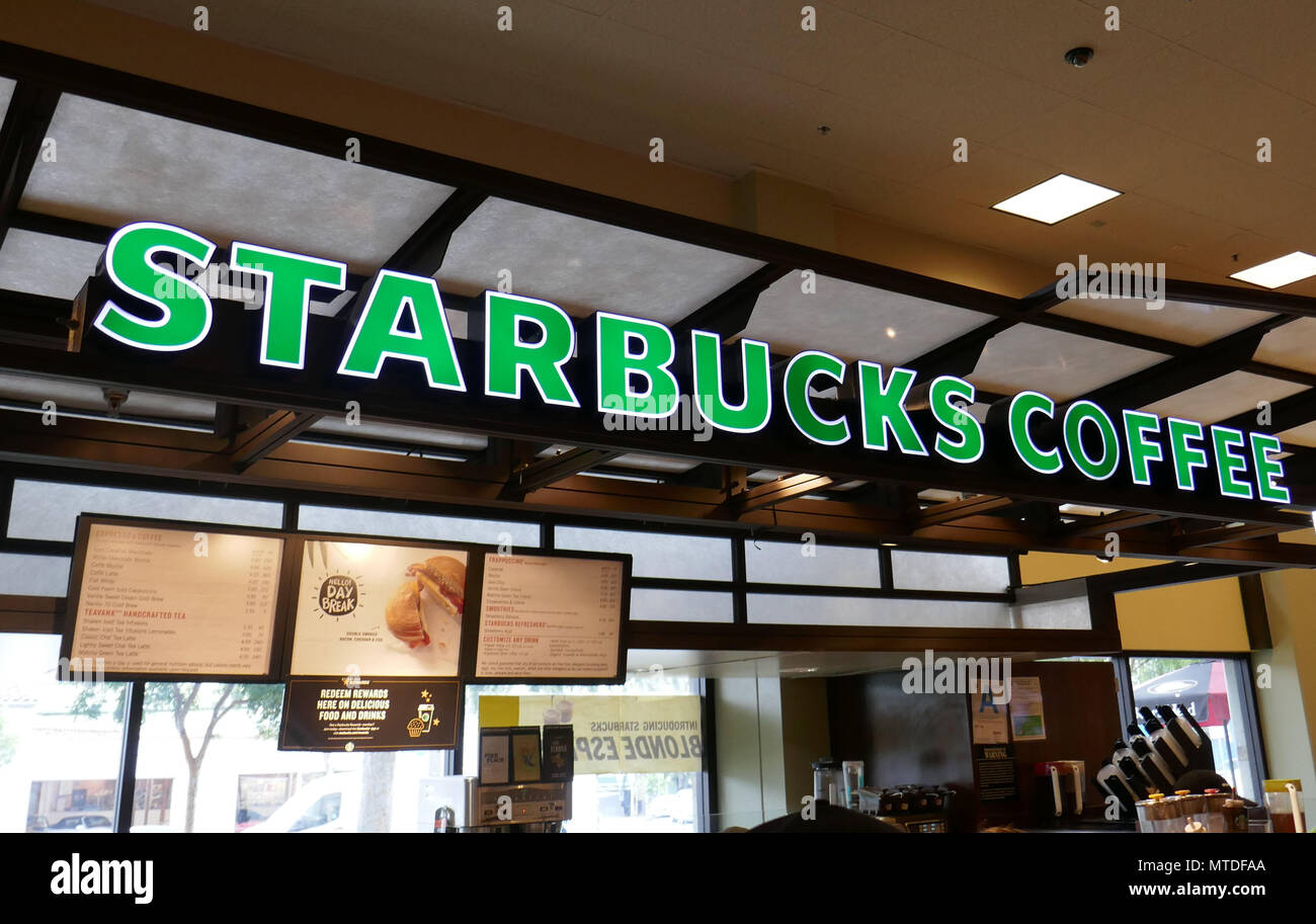 LOS ANGELES, Ca - 29. Mai: Eine allgemeine Ansicht der Atmosphäre von Starbucks, die alle Stores in den USA heute für rassische Vorspannung Training am 29. Mai geschlossen, 2018 in Los Angeles, Kalifornien. Foto von Barry King/Alamy leben Nachrichten Stockfoto