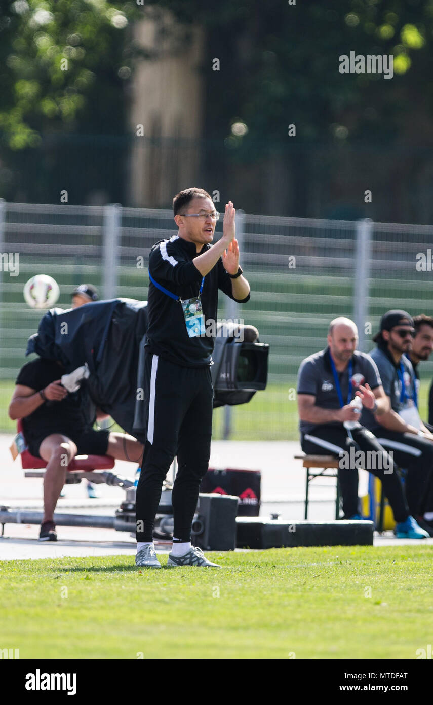 Salon. 29 Mai, 2018. China's Head Coach Sun Jihai Führungen während der zweiten Runde Spiel gegen Katar der Gruppe A an der Toulon Turnier 2018 im Stade d'Honneur Stadion in Salon De Provence, Südfrankreich am 29. Mai 2018. Das Match endete mit einem 1-1 Unentschieden. Credit: Jin Yu/Xinhua/Alamy leben Nachrichten Stockfoto