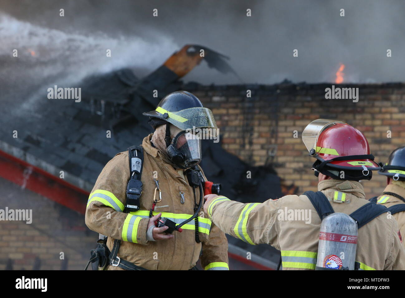 London, Ontario, Kanada. 29 Mai 2018, London, Ontario, Kanada, brannte die alte Haken Restaurant um 5:15 Uhr an der Ecke Southdale und Wharncliffe in London, Ontario, Feuerwehren kämpften gegen die Flammen für Stunden und hatte die Flamme zähmen Runde 8:00 Uhr. Auch wenn das Restaurant nicht geöffnet Jahren Londonern noch gute Erinnerungen haben und sind traurig, dass dieses Gebäude gehen zu lassen. Lukas Durda/alamy Leben Nachrichten. Stockfoto