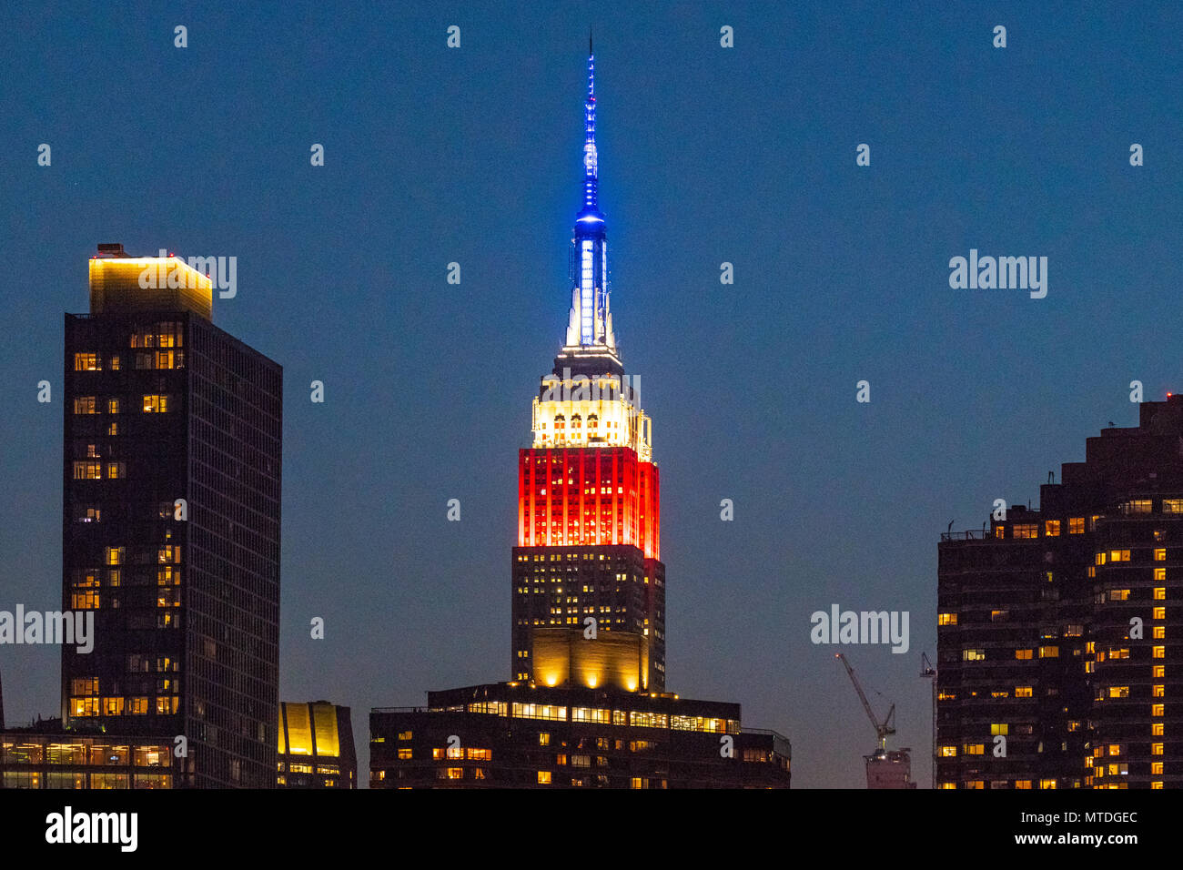 New York, USA, 29. Mai 2018. Das Empire State Building leuchtet in den Farben Rot, Weiß und Blau heute Abend zu Ehren des 2018 French Open und Tennis Channel. Foto von Enrique Shore Credit: Enrique Ufer/Alamy leben Nachrichten Stockfoto