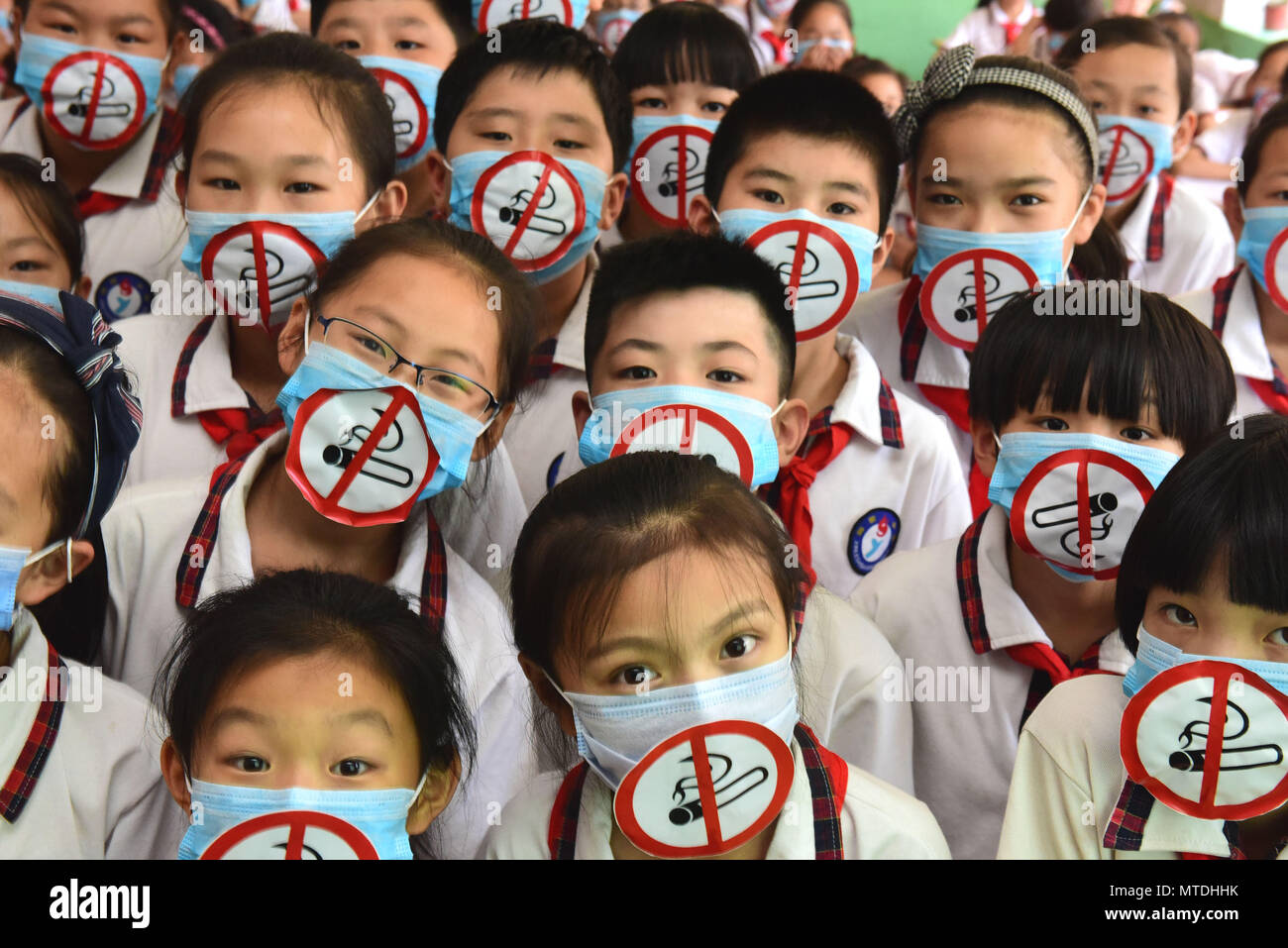 Shijiazhuang, Shijiazhuang, China. 30 Mai, 2018. Shijiazhuang, China -30. Mai 2018: die Schülerinnen und Schüler tragen Masken mit dem Muster der Nein zum Tabak an einer Grundschule in Shijiazhuang, nördlich der chinesischen Provinz Hebei, Kennzeichnung der kommenden Weltnichtrauchertag. Credit: SIPA Asien/ZUMA Draht/Alamy leben Nachrichten Stockfoto