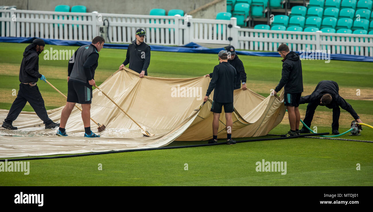 London, Großbritannien. 29. Mai, 2018. Das Bodenpersonal arbeitete schwer, klare Wasser von der Tonhöhe, sondern die Übereinstimmung von Surrey und Sussex im Royal London eintägiger Cup am Oval wurde aufgegeben, ohne Ball durch den starken Regen in London gerollt wird. David Rowe/Alamy leben Nachrichten Stockfoto