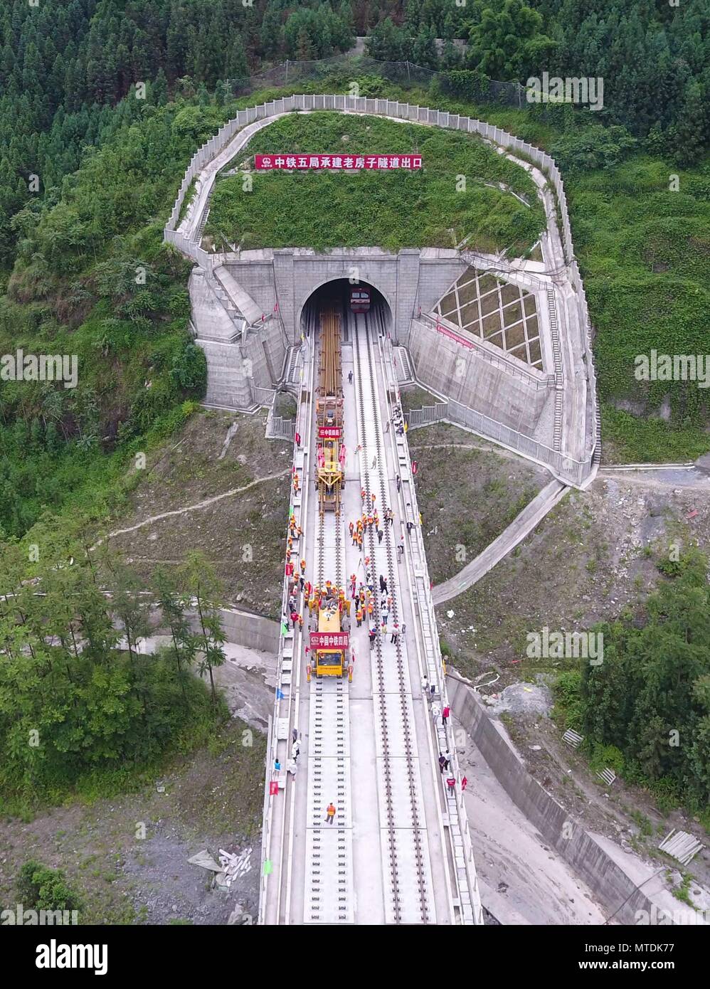 Yichang, Provinz Sichuan in China. 30 Mai, 2018. Die Arbeiter legen Gleise auf der Baustelle Chengdu-Guiyang Bahnlinie in der Stadt Yibin, Provinz Sichuan im Südwesten Chinas, 30. Mai 2018. Die Spur zur Festlegung von Sichuan Abschnitt des Chengdu-Guiyang Bahnstrecke wurde am Mittwoch abgeschlossen. Credit: Xue Yubin/Xinhua/Alamy leben Nachrichten Stockfoto