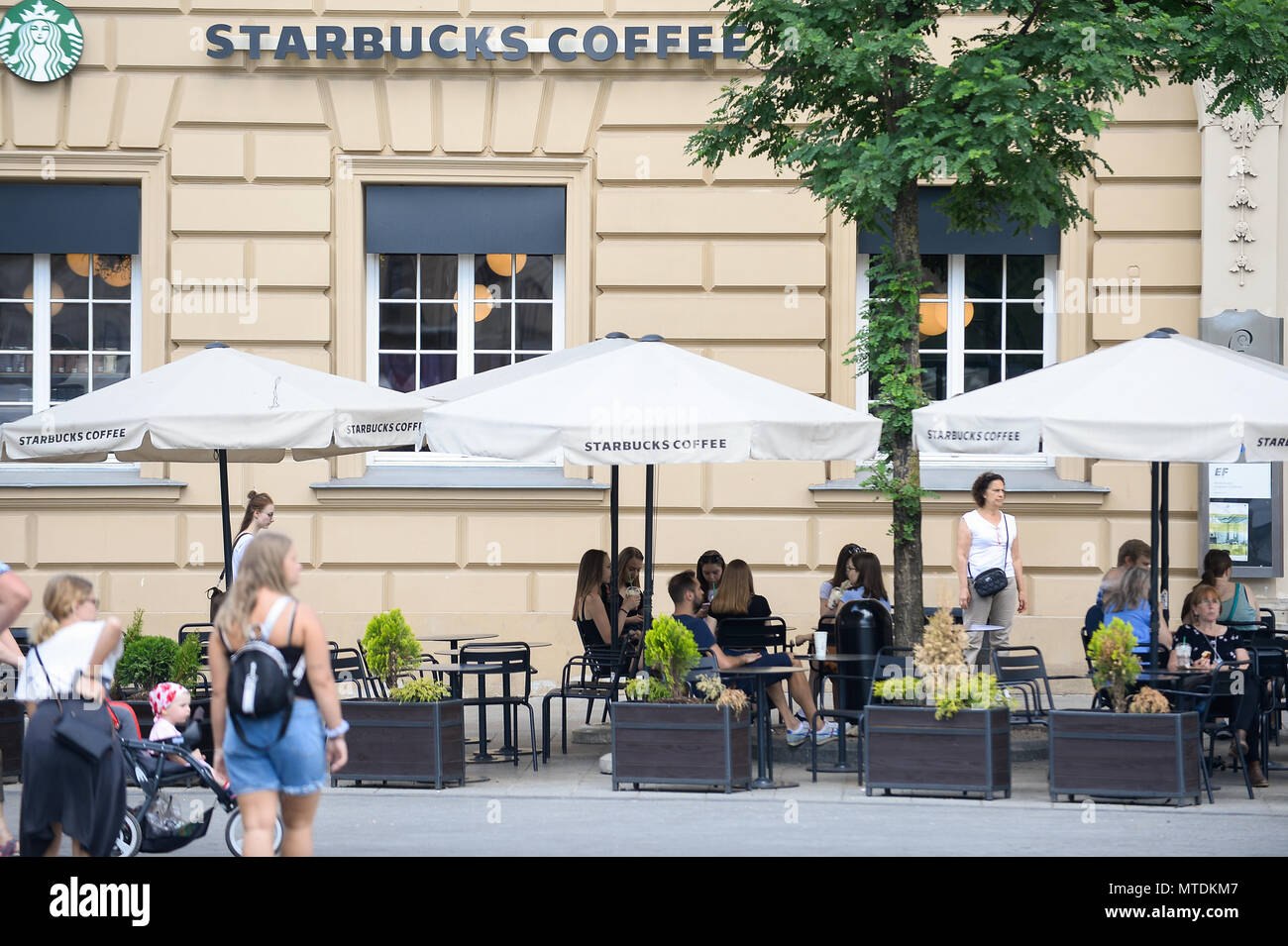 Kunden bei einem Kaffee von Starbucks in Krakau gesehen. Die amerikanische Kette Starbucks geschlossen mehr als 8.000 Stores in den USA am 29. Mai nachmittag Rasse zur Verfügung zu stellen - bias Bildung für seine Mitarbeiter. Stockfoto