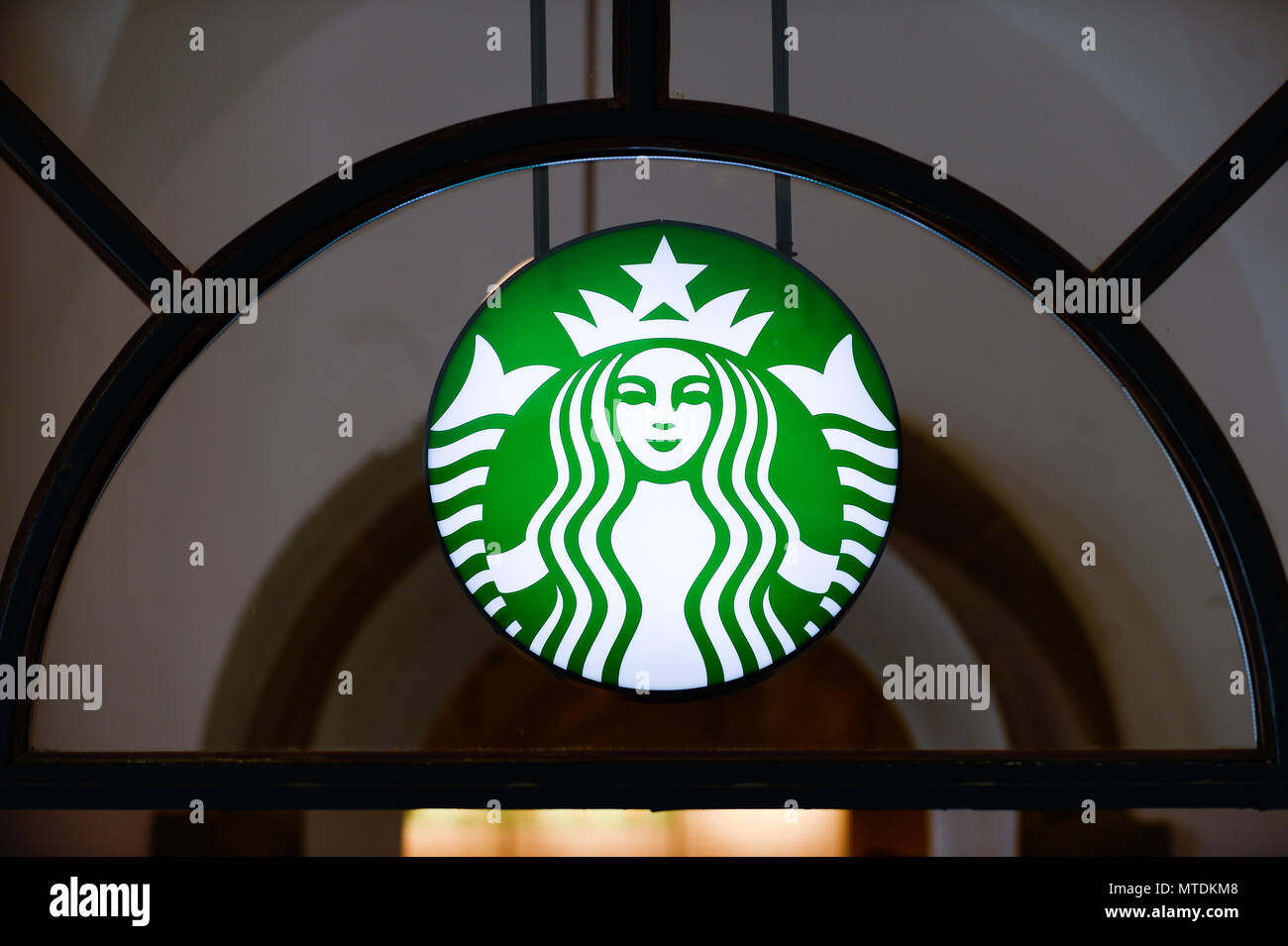 Das Starbucks Logo in Krakau gesehen. Die amerikanische Kette Starbucks geschlossen mehr als 8.000 Stores in den USA am 29. Mai nachmittag Rasse zur Verfügung zu stellen - bias Bildung für seine Mitarbeiter. Stockfoto