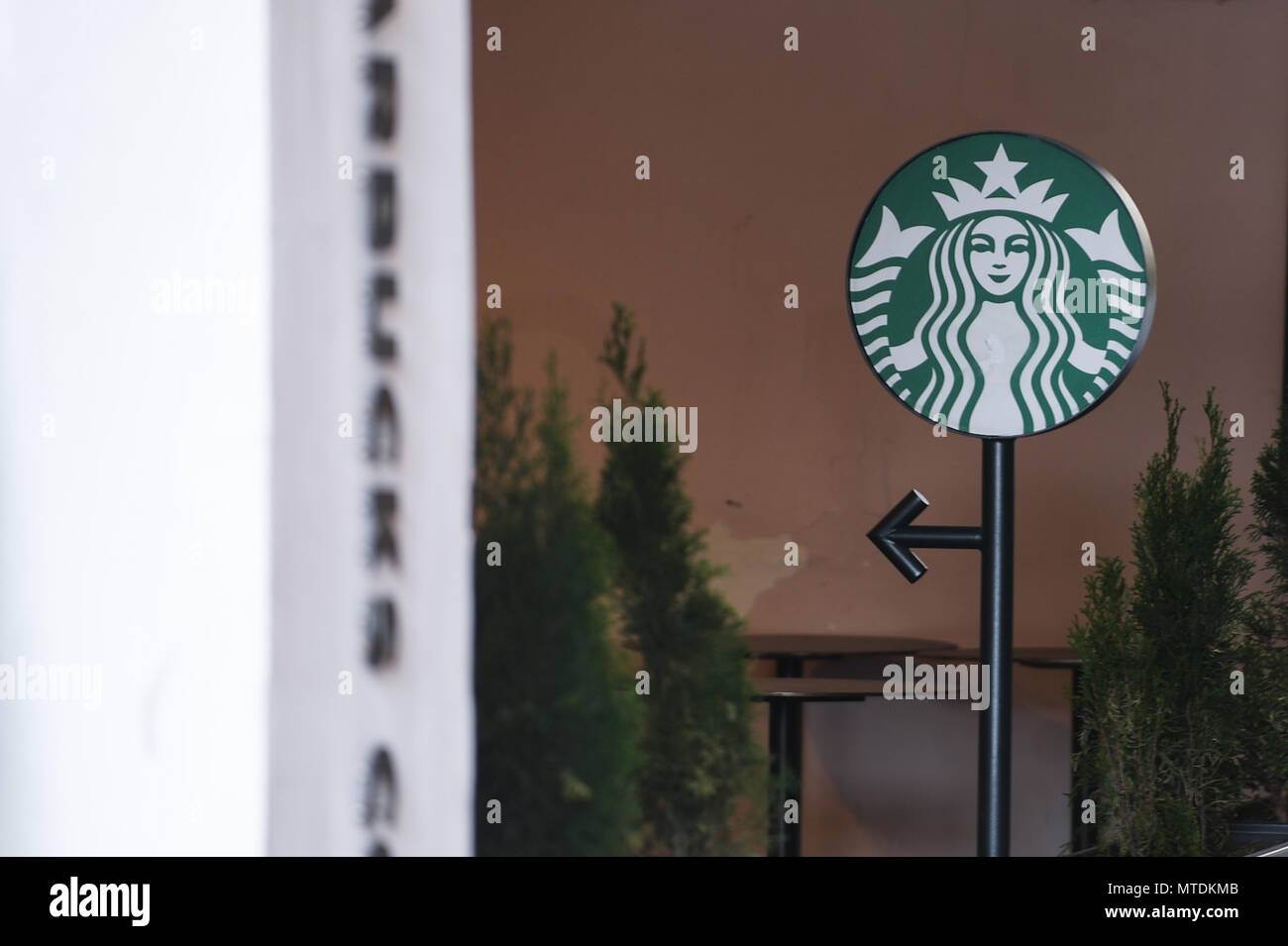 Das Starbucks Logo in Krakau gesehen. Die amerikanische Kette Starbucks geschlossen mehr als 8.000 Stores in den USA am 29. Mai nachmittag Rasse zur Verfügung zu stellen - bias Bildung für seine Mitarbeiter. Stockfoto
