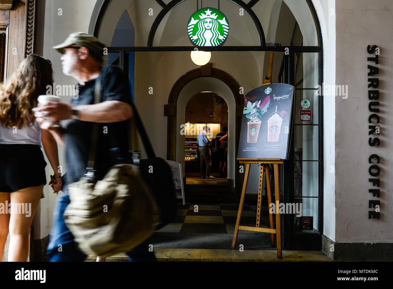 Ein Mann gesehen von einem Starbucks in Krakau. Die amerikanische Kette Starbucks geschlossen mehr als 8.000 Stores in den USA am 29. Mai nachmittag Rasse zur Verfügung zu stellen - bias Bildung für seine Mitarbeiter. Stockfoto