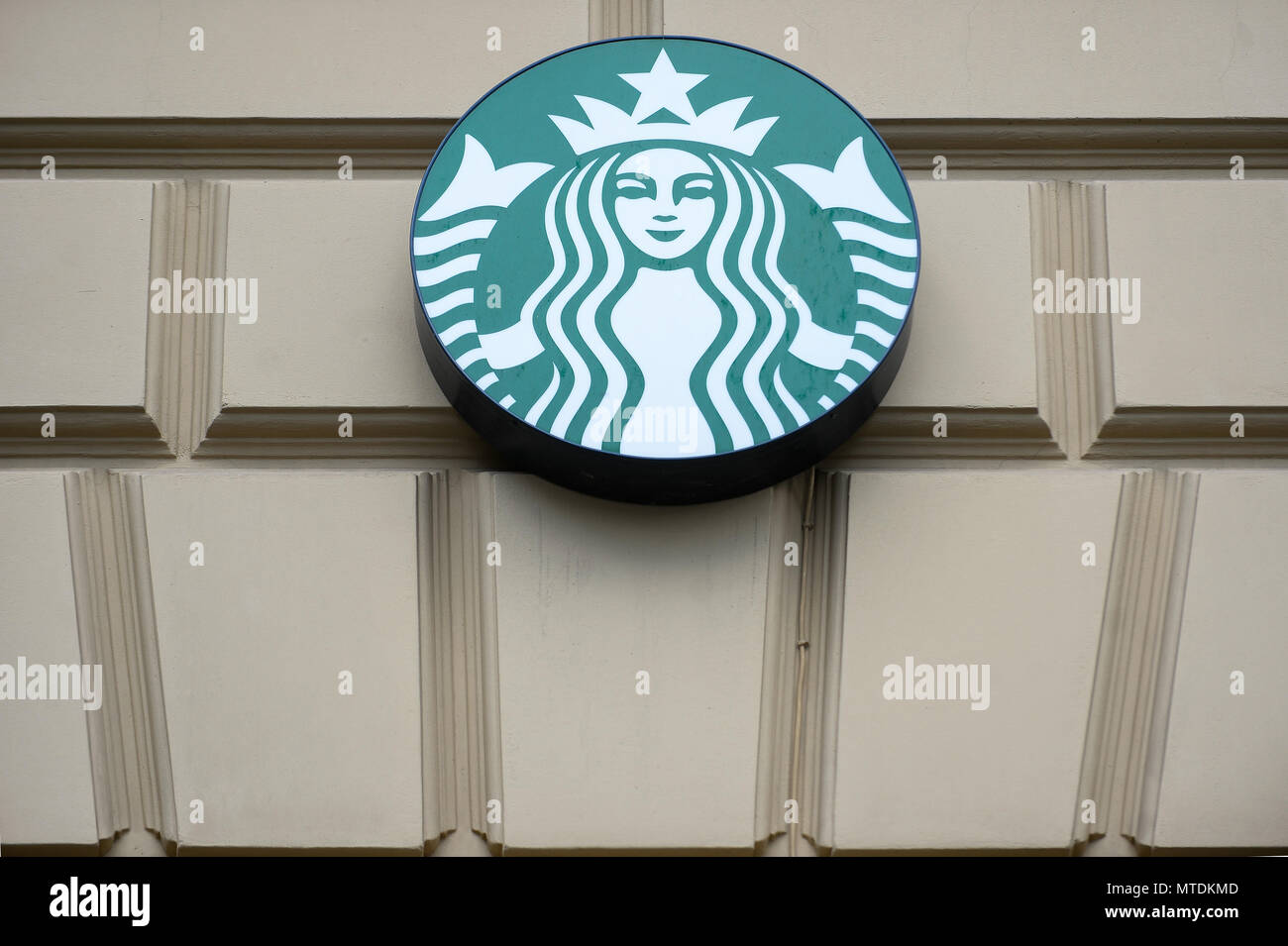 Das Starbucks Logo in Krakau gesehen. Die amerikanische Kette Starbucks geschlossen mehr als 8.000 Stores in den USA am 29. Mai nachmittag Rasse zur Verfügung zu stellen - bias Bildung für seine Mitarbeiter. Stockfoto