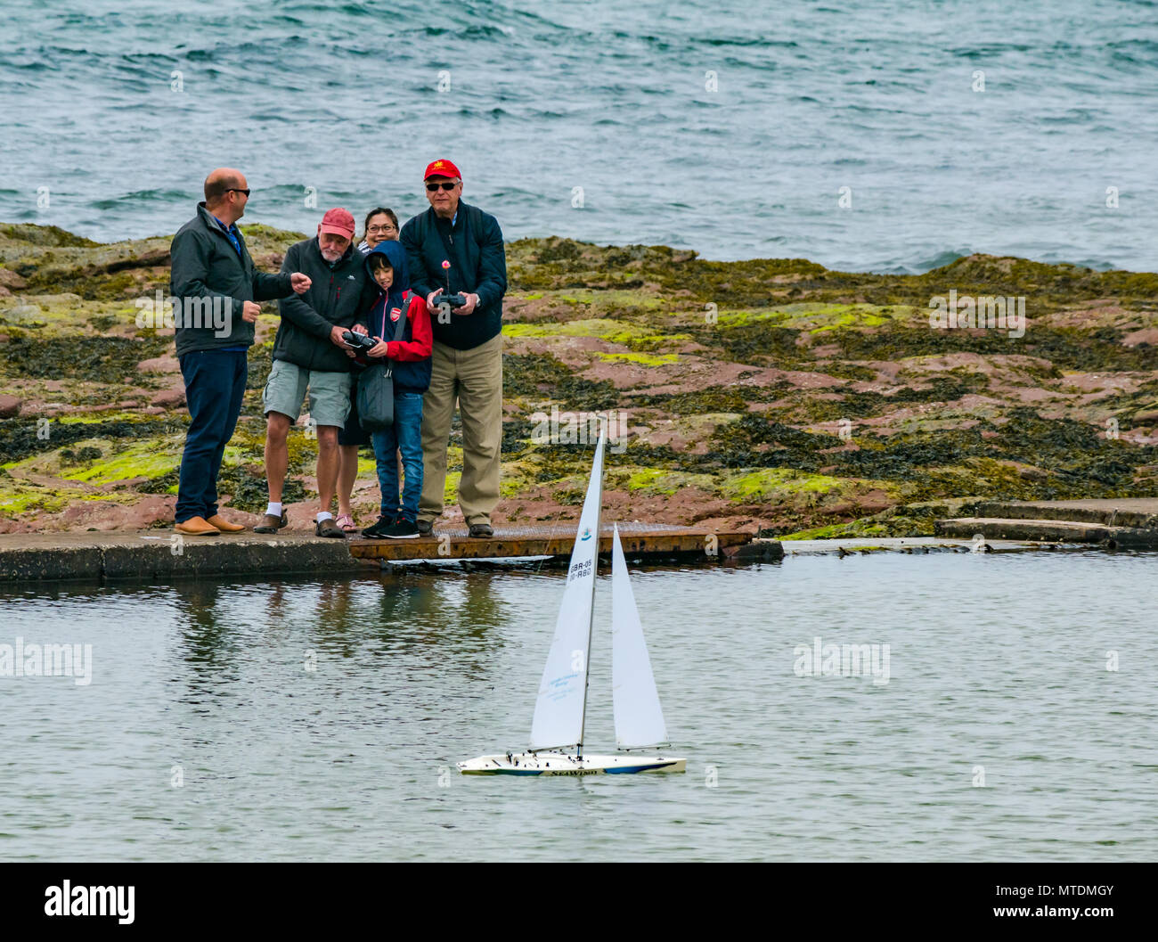 Milsey Bay, North Berwick. East Lothian, Schottland, Vereinigtes Königreich, 30. Mai 2018. Die Leute, die Spaß beim Spielen mit Radio Controlled Kyosho Marine Racing Segelyacht in der Gezeiten- Baden pool Stockfoto