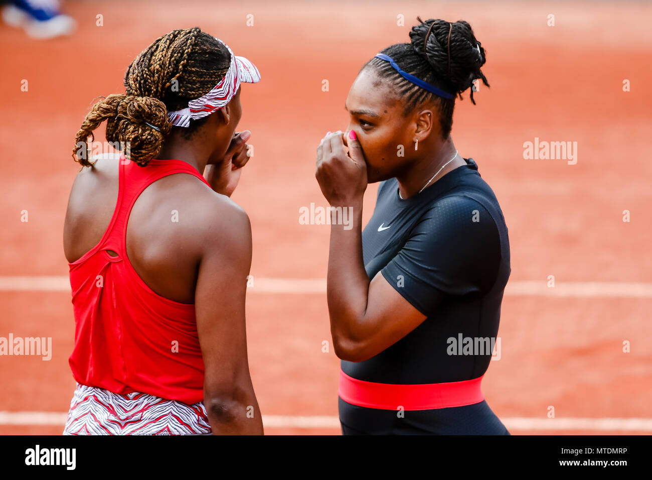 Paris, Frankreich. 28 Mai, 2018. Serena und Venus Williams aus den USA während ihres Gleichen an Tag 4 Doppelzimmer im 2018 French Open in Roland Garros. Credit: Frank Molter/Alamy leben Nachrichten Stockfoto