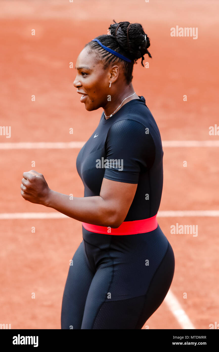 Paris, Frankreich. 28 Mai, 2018. Serena Williams aus den USA während ihres Gleichen an Tag 4 Doppelzimmer im 2018 French Open in Roland Garros. Credit: Frank Molter/Alamy leben Nachrichten Stockfoto