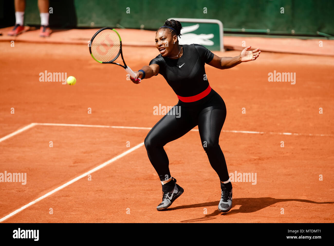 Paris, Frankreich. 28 Mai, 2018. Serena Williams aus den USA während ihres Gleichen an Tag 4 Doppelzimmer im 2018 French Open in Roland Garros. Credit: Frank Molter/Alamy leben Nachrichten Stockfoto
