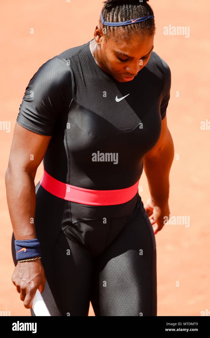 Paris, Frankreich. 28 Mai, 2018. Serena Williams aus den USA während ihres Gleichen an Tag 4 Doppelzimmer im 2018 French Open in Roland Garros. Credit: Frank Molter/Alamy leben Nachrichten Stockfoto