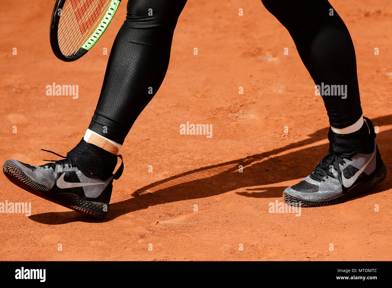 Paris, Frankreich. 28 Mai, 2018. Die Schuhe von Serena Williams aus den USA während ihres Gleichen verdoppelt am Tag 4 in 2018 French Open in Roland Garros. Credit: Frank Molter/Alamy leben Nachrichten Stockfoto