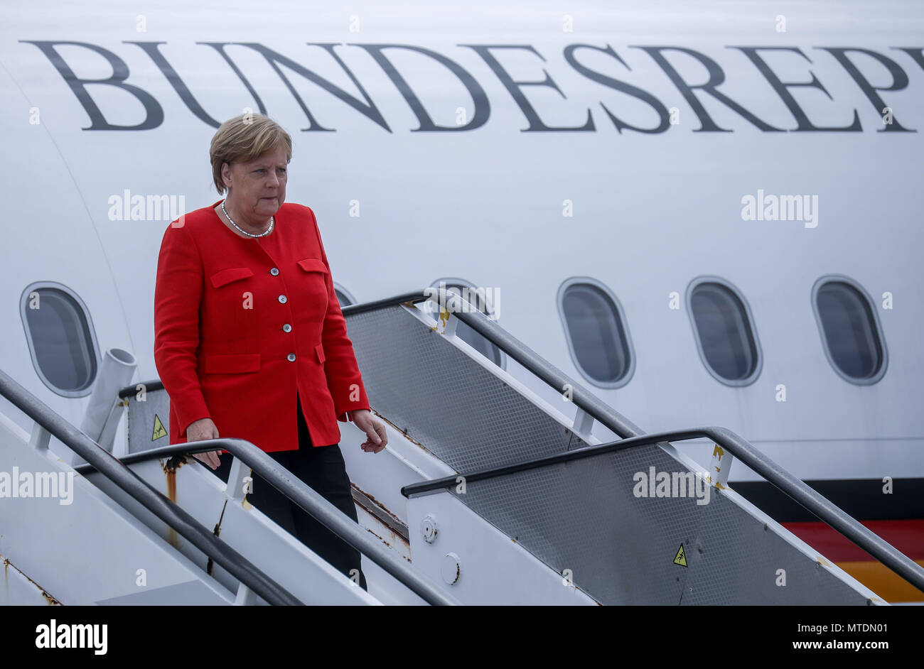 Lissabon, Portugal. 30. Mai 2018 hat die Deutsche Bundeskanzlerin Angela Merkel das Flugzeug verlassen. Merkel ist in Portugal zum ersten Mal seit dem Ende der Euro-Krise. Foto: Michael Kappeler/dpa Quelle: dpa Picture alliance/Alamy leben Nachrichten Stockfoto