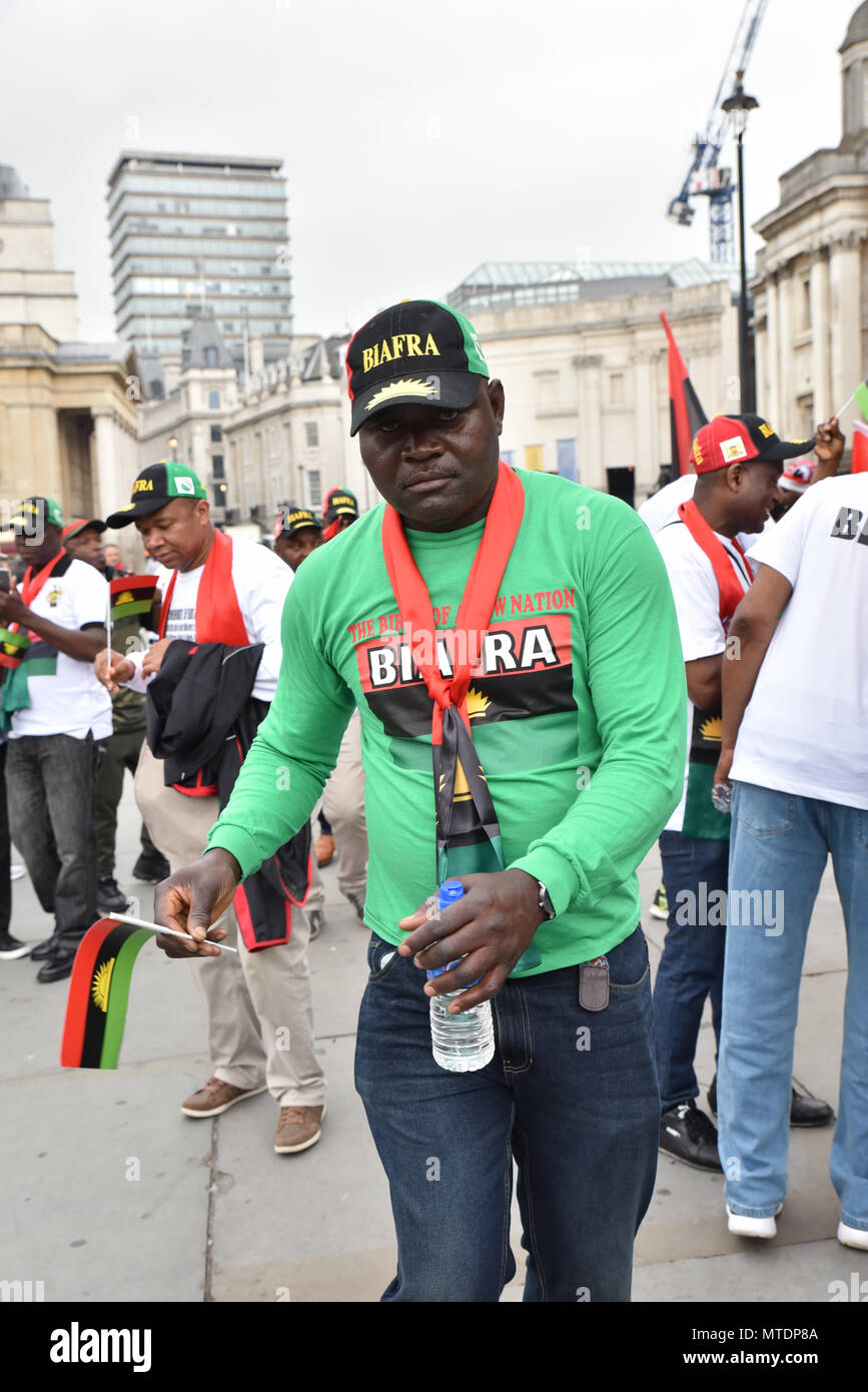 Trafalgar Square, London, UK. 30. Mai 2018. Biafran Menschen in Trafalgar Square Inszenierung ein Protest gegen die Briten und die nigerianischen Regierungen und die Freisetzung vieler Biafrans wie Prince Nnamdi Kanu verlangen. Quelle: Matthew Chattle/Alamy leben Nachrichten Stockfoto