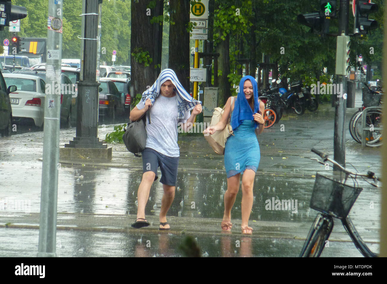 Berlin Deutschland 30 Mai 2018 Heavy Rain Uber Den Datenverkehr Achse Kaiserdamm Im Berliner Bezirk Charlottenburg Fur Berlin Und Brandenburg Der Deutsche Wetterdienst Eine Unwetterwarnung Mit Starken Regen Und Hagelschauern Ausgestellt Kredite