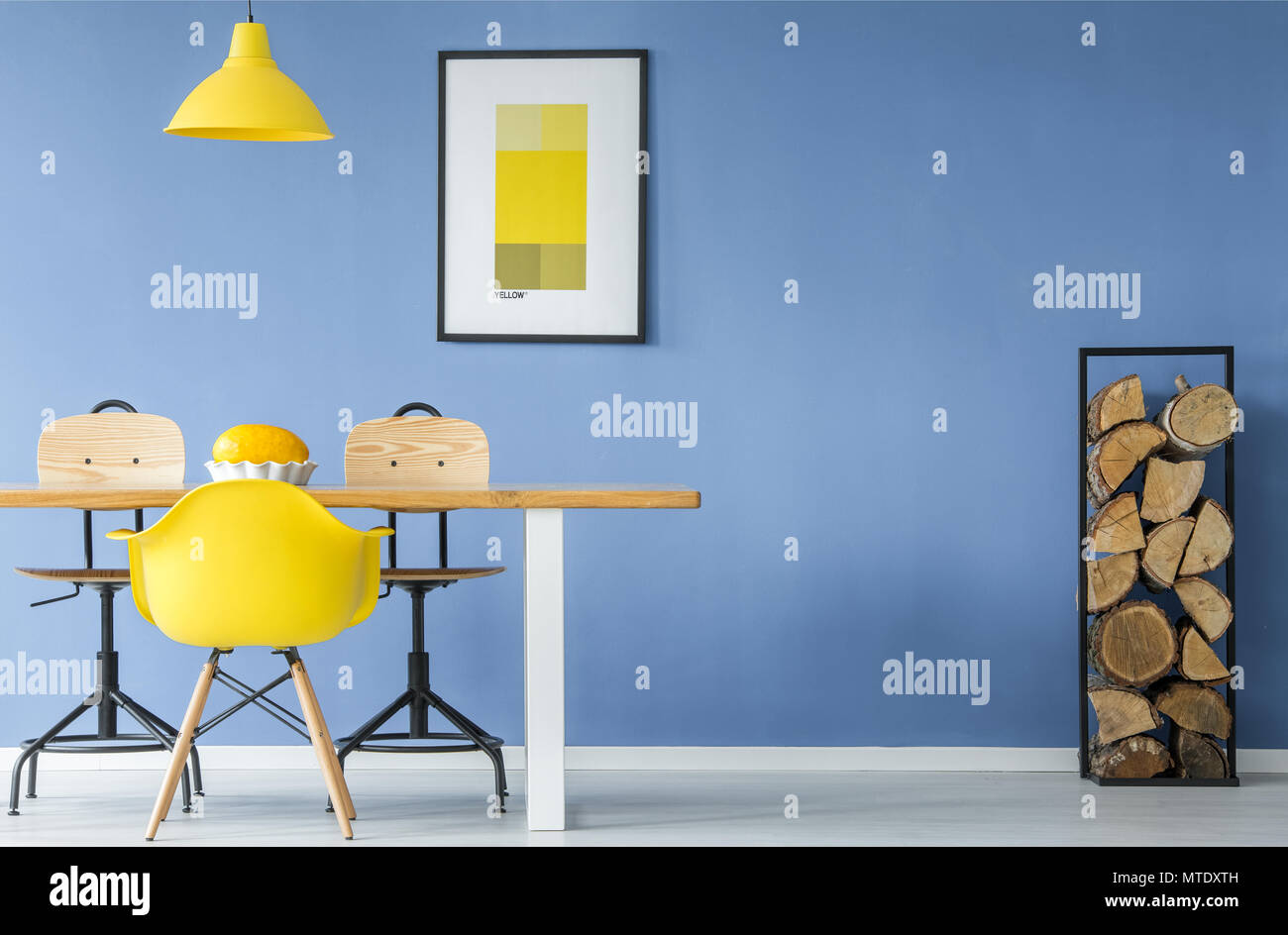 zeitgenössische hängelampe einen gelben stuhl und eine hängelampe in einem offenen raum minimale interieur mit einer melone zeitgenössischer stil stockfotos bilder alamy zeitgenössische hängelampe einen gelben stuhl und eine hängelampe in einem offenen raum minimale interieur mit einer melone zeitgenössischer stil stockfotos bilder alamy