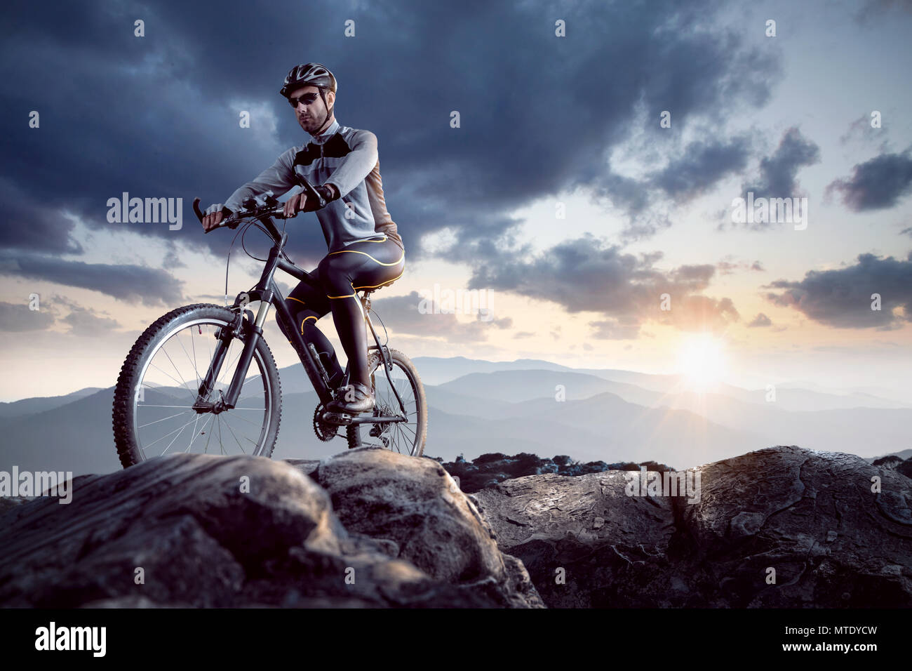 Biker auf dem Gipfel Stockfoto