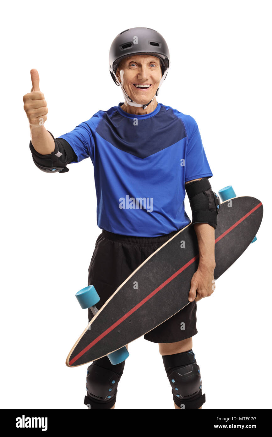 Senior mit Schutzausrüstung und Longboard, ein "Daumen hoch"-Zeichen auf weißem Hintergrund Stockfoto