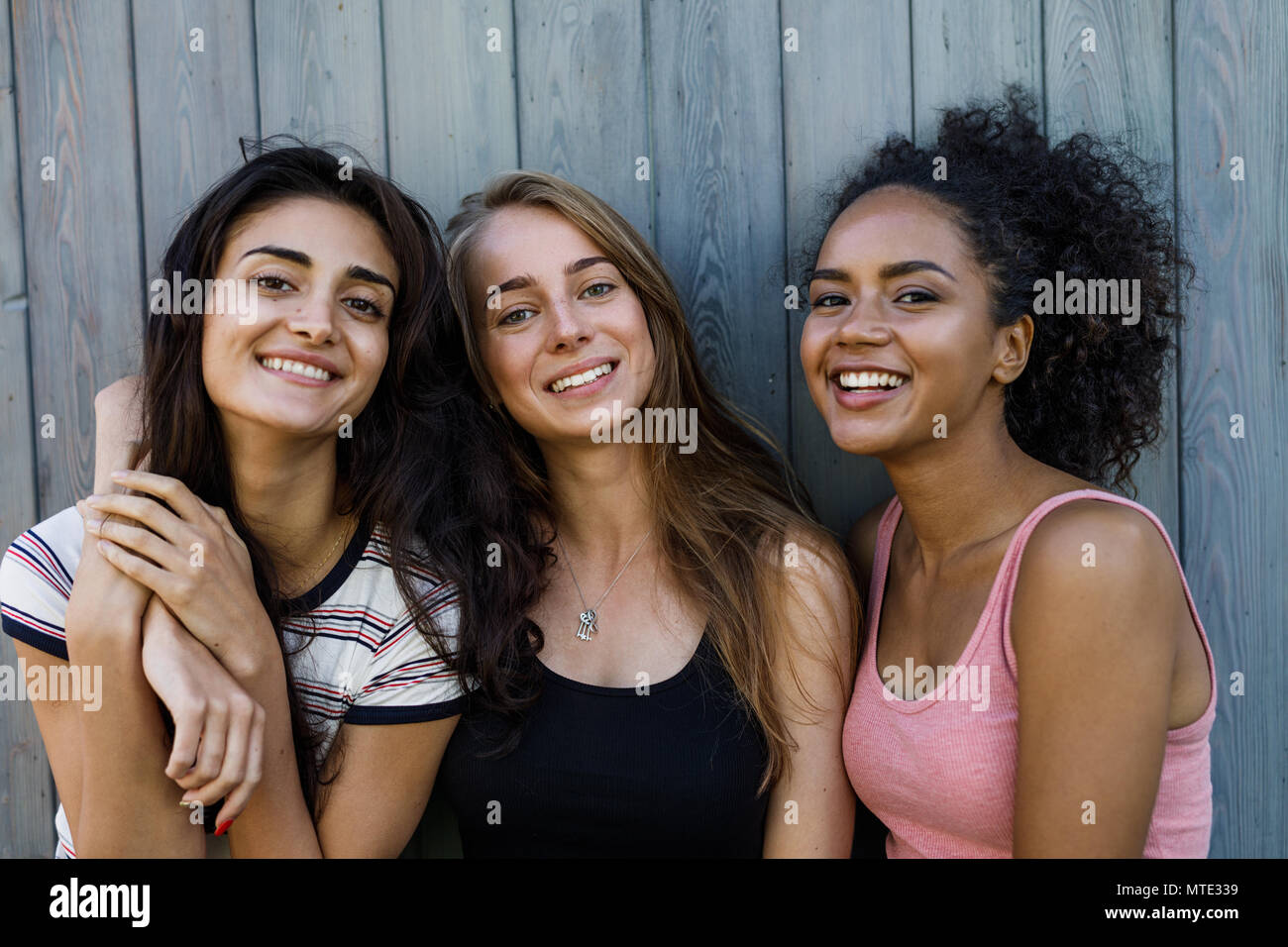Portrait von glücklichen Frauen. Gruppe junger Freunde außerhalb posieren. Stockfoto