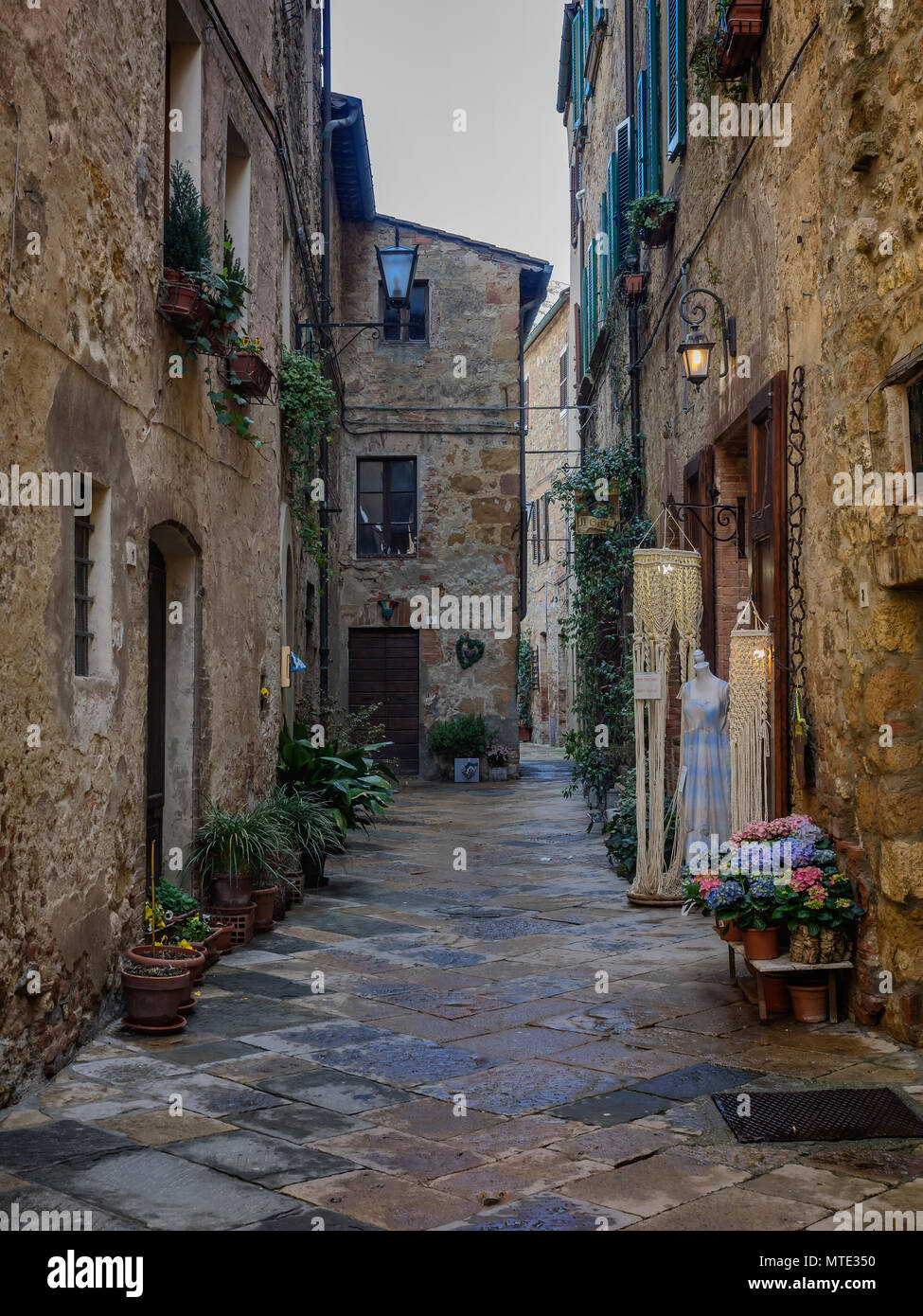 Engen Gassen der mittelalterlichen Altstadt von Pienza, Toskana Italien Stockfoto