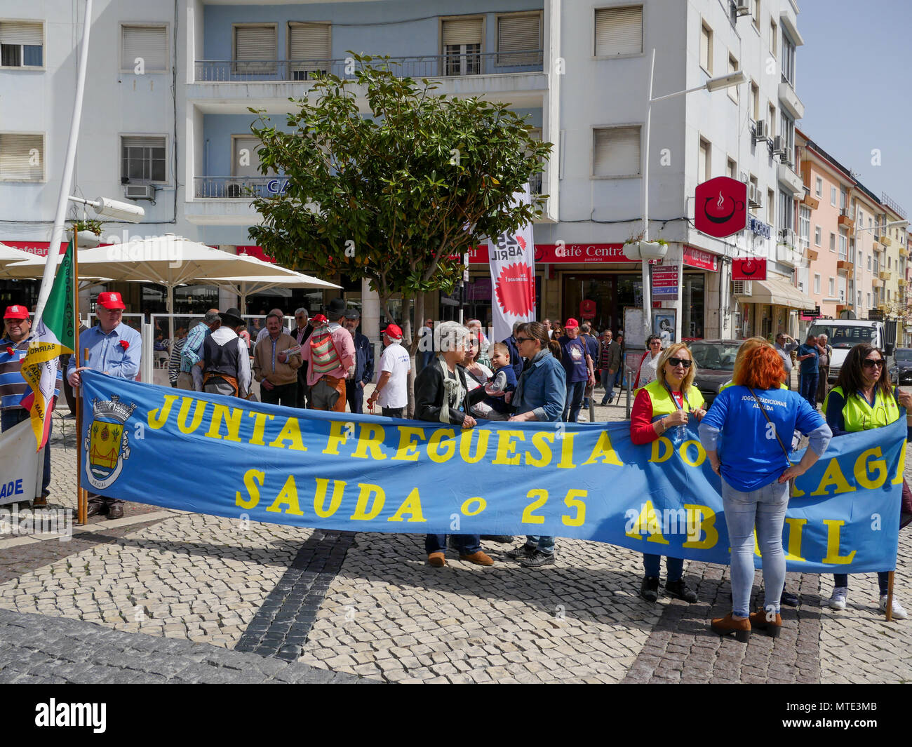 Beliebte Feiern zum 44. Jahrestag des Nelken Revolution, Almada Bezirk, Lissabon, Porthugal Stockfoto