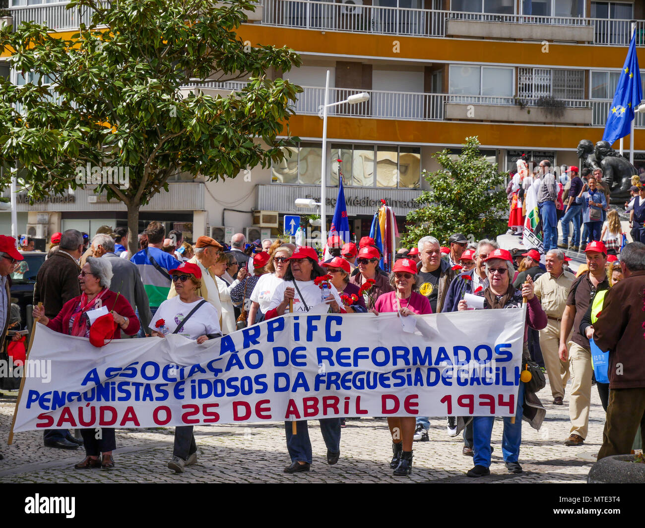 Beliebte Feiern zum 44. Jahrestag des Nelken Revolution, Almada Bezirk, Lissabon, Porthugal Stockfoto